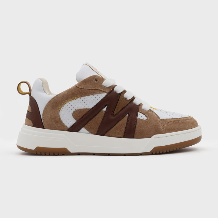 Sneakers Infinity Camel vue de côté – cuir camel et blanc, logo AM visible