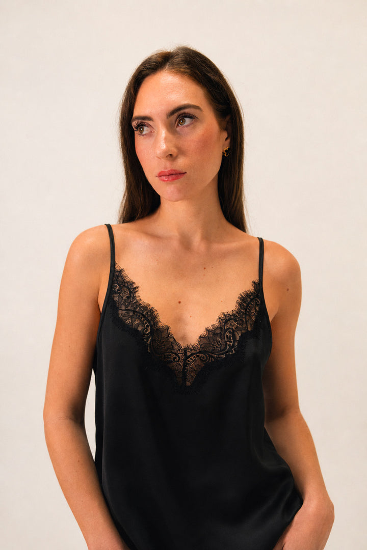 Le caraco en satin et dentelle