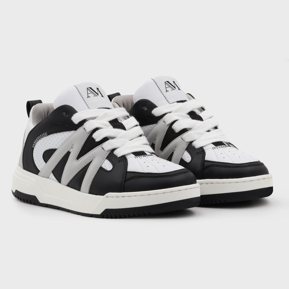 Paire de sneakers en cuir noir et blanc AM – vue de face avec lacets blancs