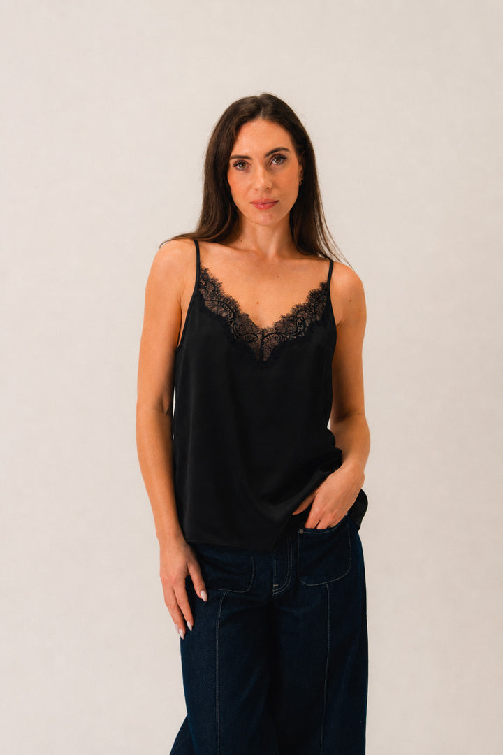 Le caraco en satin et dentelle