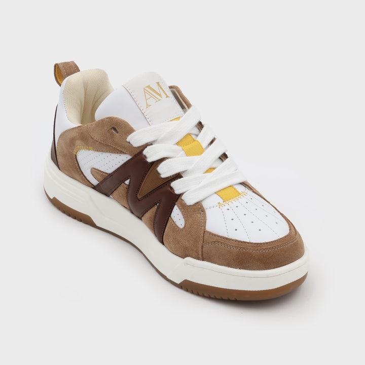 Zoom sur la sneakers Infinity Camel – laçage blanc, empiècements camel et jaune