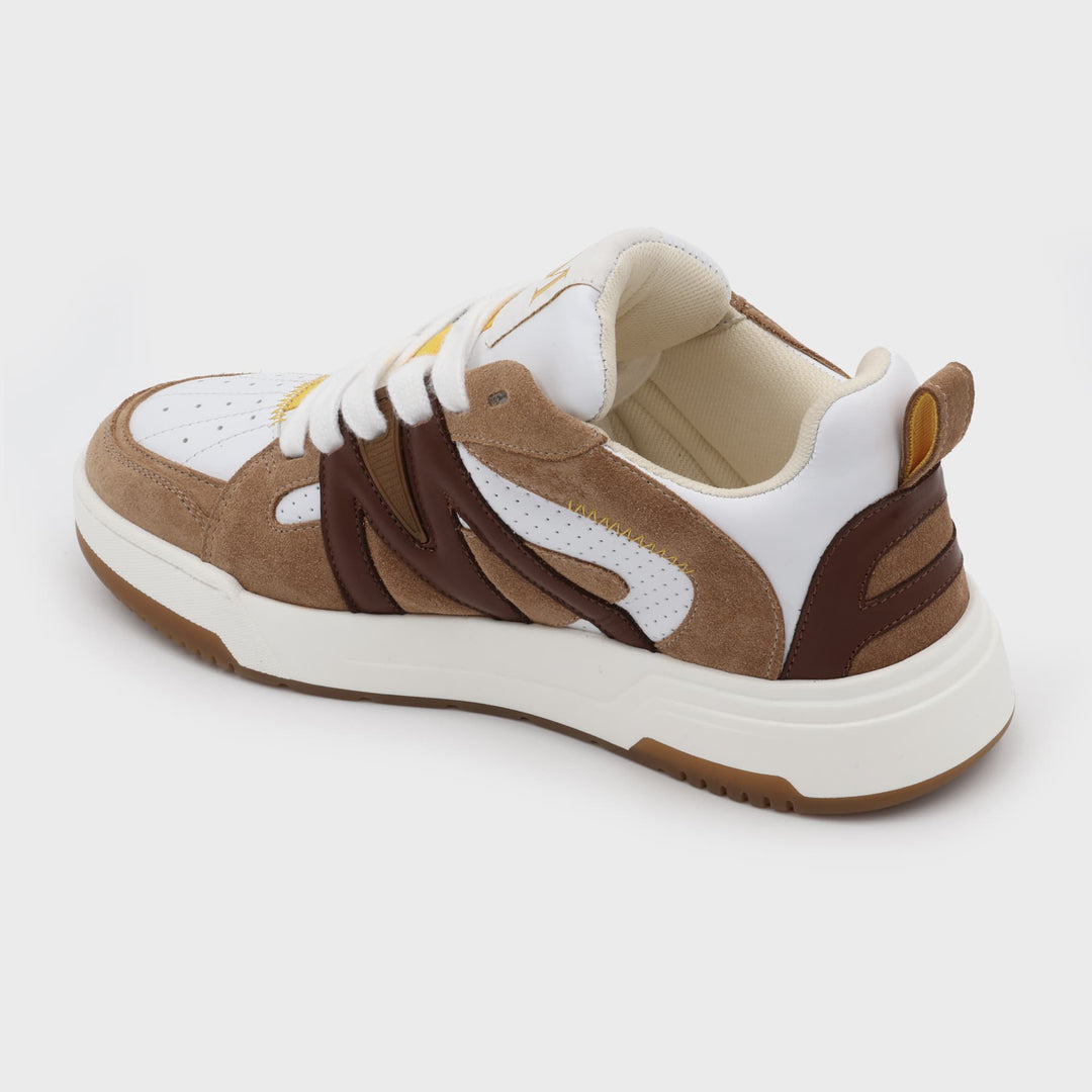 Vue oblique arrière de la sneakers – détails cousus jaunes, semelle blanche épaisse