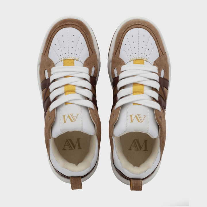 Vue du dessus des sneakers Infinity Camel – design symétrique et finitions premium