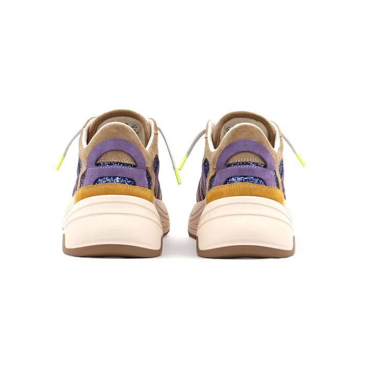 Vue arrière centrée des sneakers Améthyste, coloris beige et violet avec empiècements scintillants et semelle blanche épaisse.