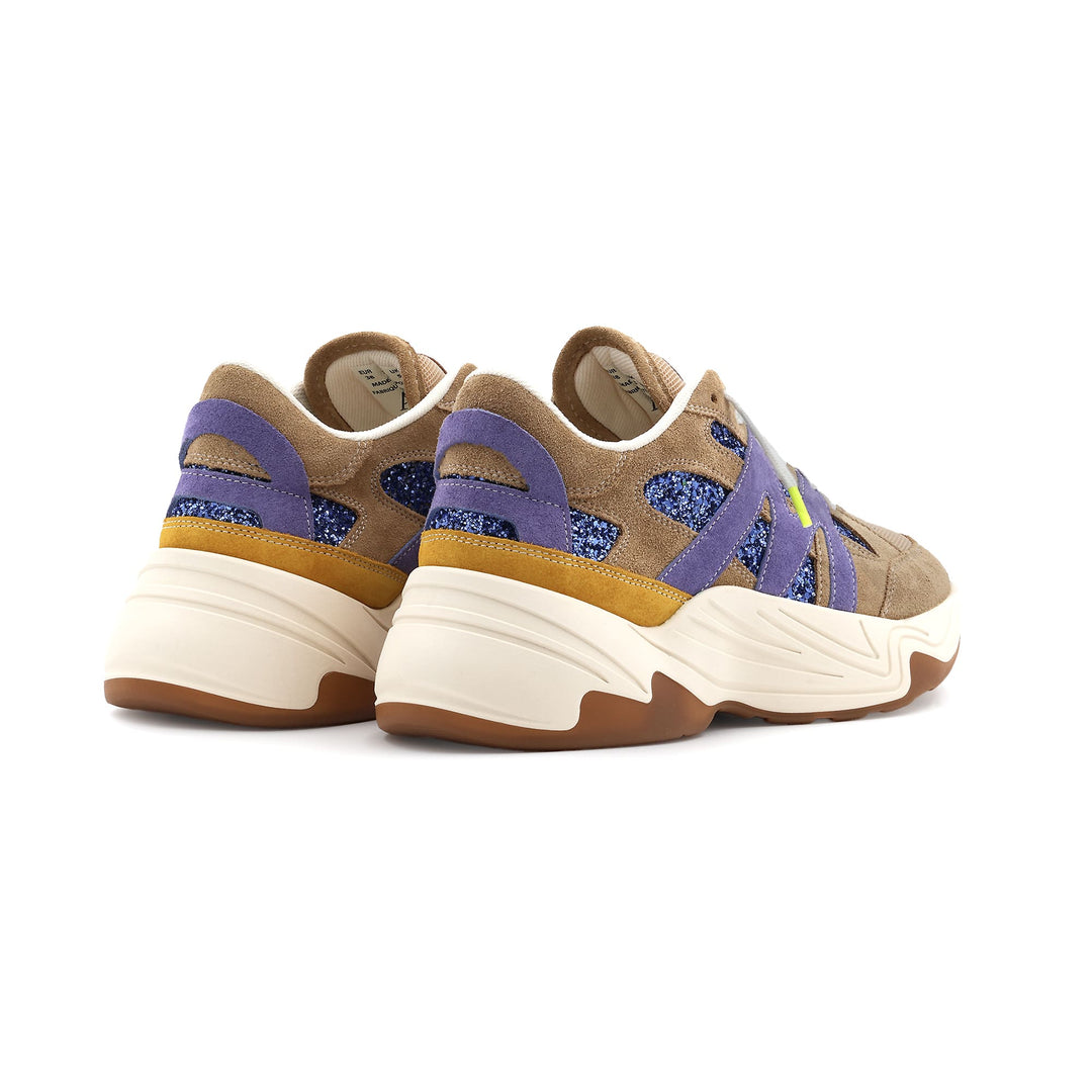 Paire de sneakers Améthyste vue arrière en angle, mix de daim beige, violet et paillettes bleues, semelle crantée blanche.