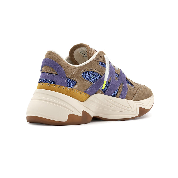Sneaker en cuir Améthyste vue arrière en angle, coloris beige, violet et détails brillants, semelle épaisse blanche.