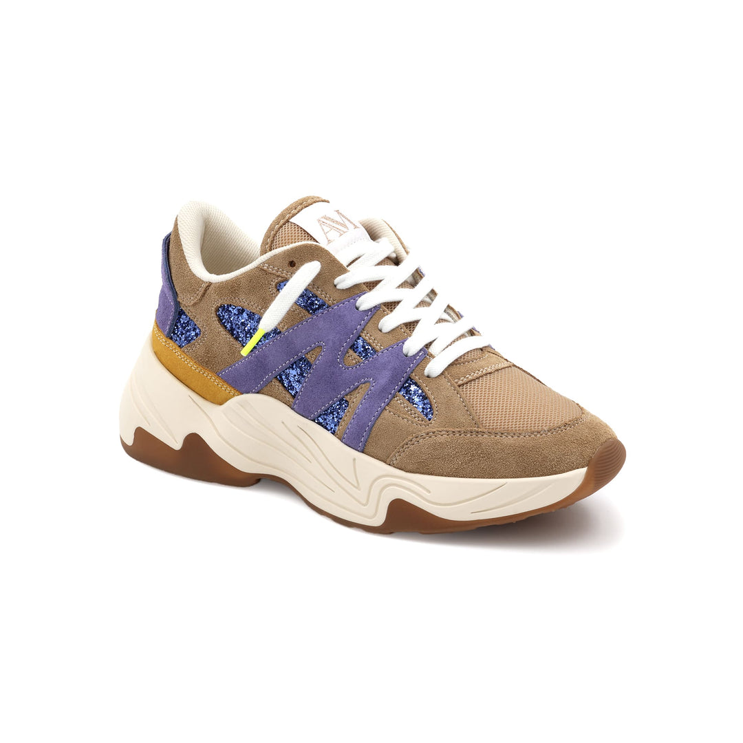 Paire de sneakers Améthyste en vue de trois-quarts avant gauche, daim beige, inserts violets et semelle blanche robuste.