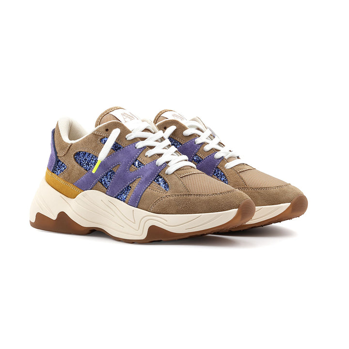 Sneaker Améthyste en daim beige et violet vue de trois-quarts avant gauche, détails brillants et lacets blancs.