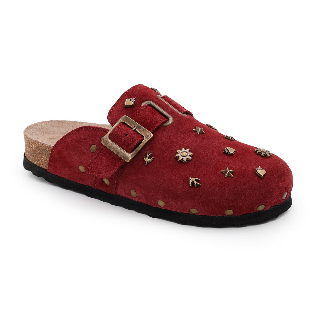 Chaussure sabot bordeaux en cuir daim, ornée de charms métal bronze – vue avant en angle, modèle artisanal unisexe