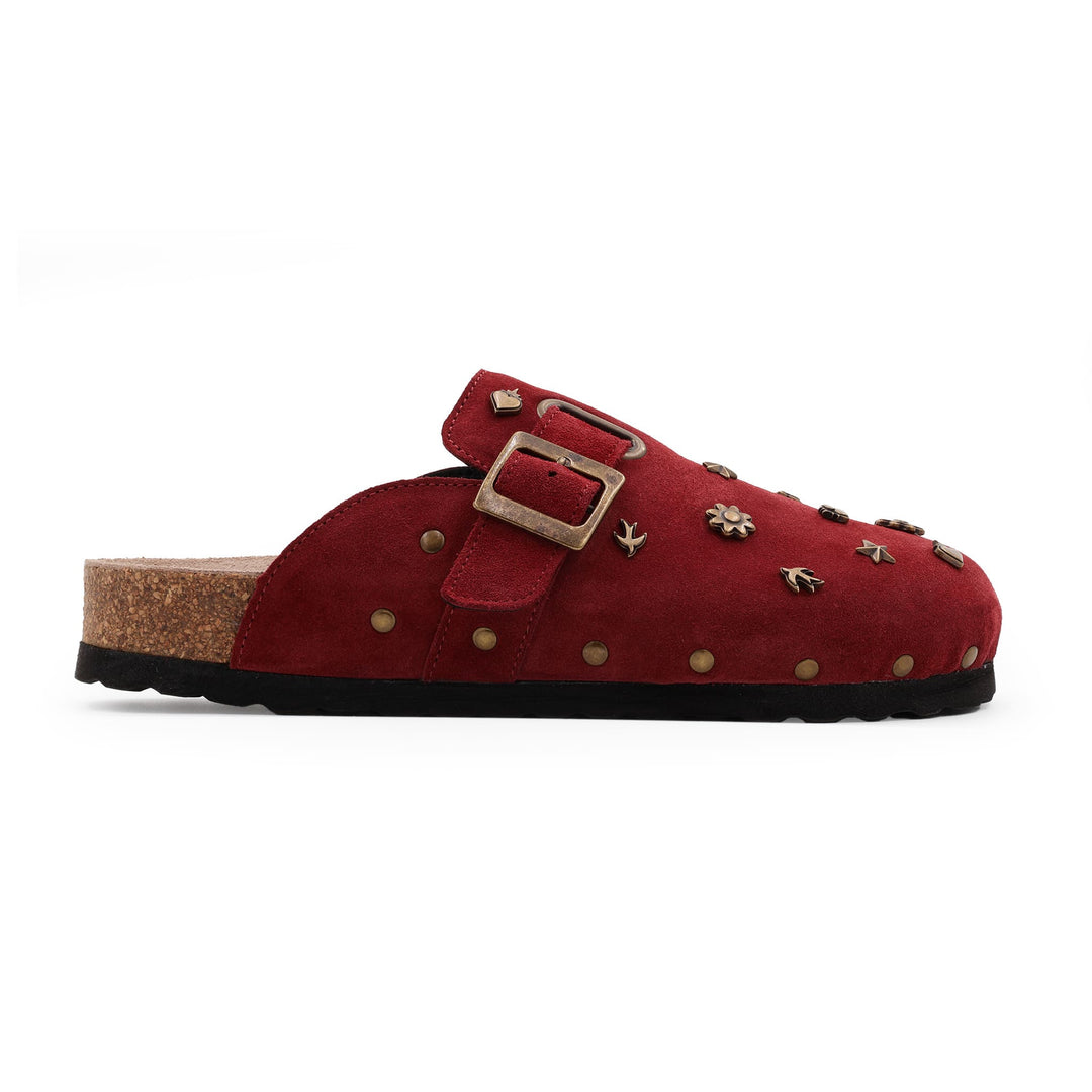 Mule sabot bordeaux en daim avec boucle vintage et charms bronze – vue latérale droite, semelle en liège