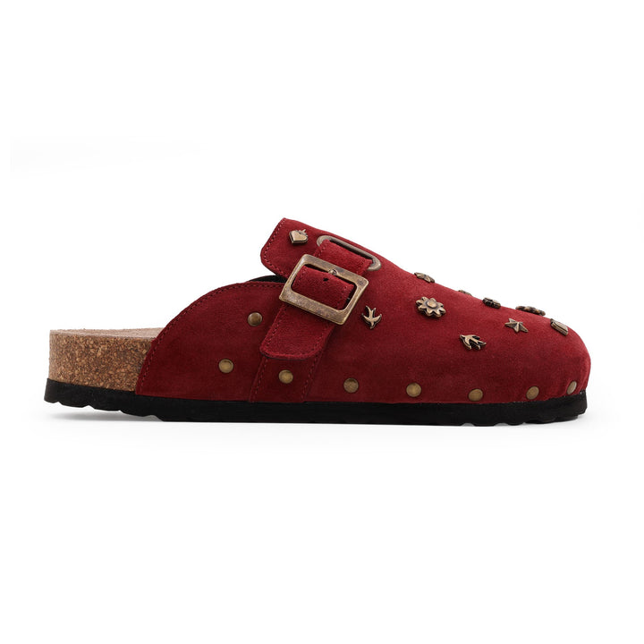 Mule sabot bordeaux en daim avec boucle vintage et charms bronze – vue latérale droite, semelle en liège