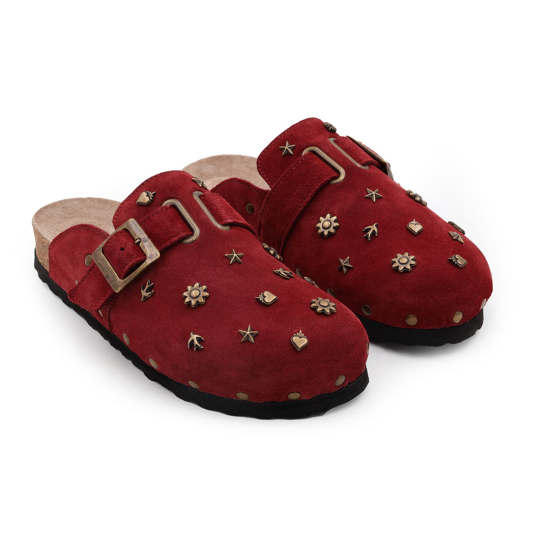 Paire de mules sabot bordeaux avec motifs en métal vieilli – décoration artisanale florale et étoilée sur le dessus