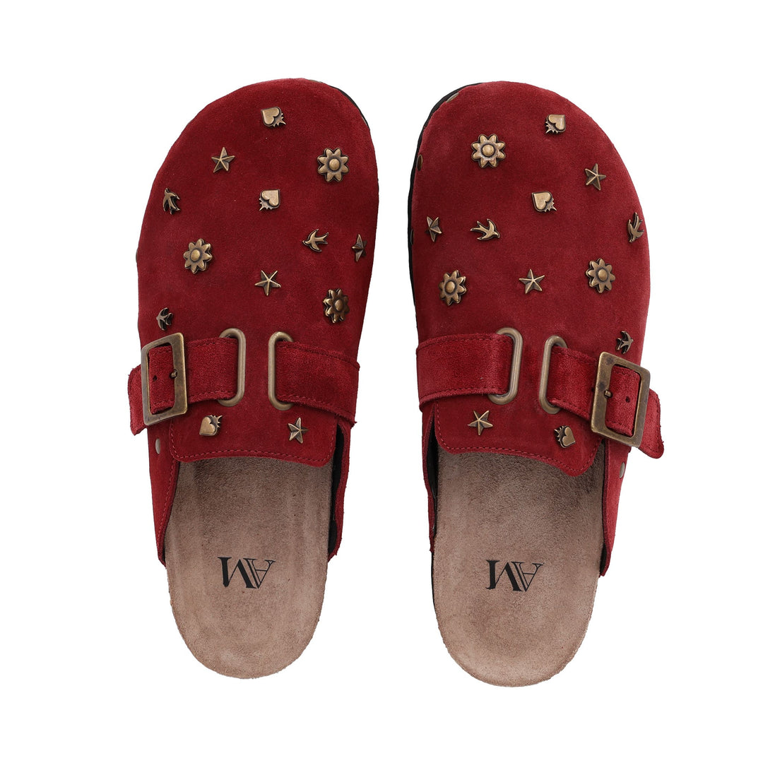 Vue de dessus des mules AM en daim bordeaux avec charms décoratifs – semelle intérieure en cuir naturel et double boucle métal