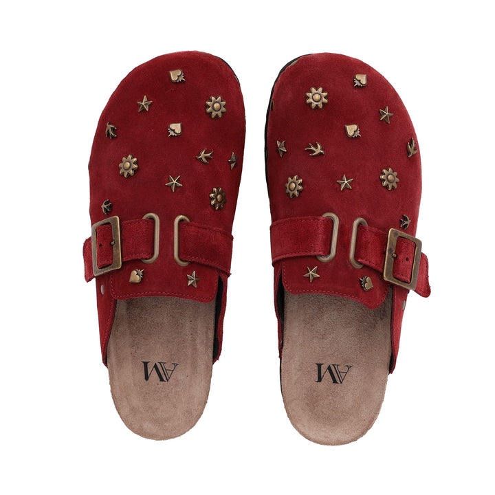 Vue de dessus des mules AM en daim bordeaux avec charms décoratifs – semelle intérieure en cuir naturel et double boucle métal