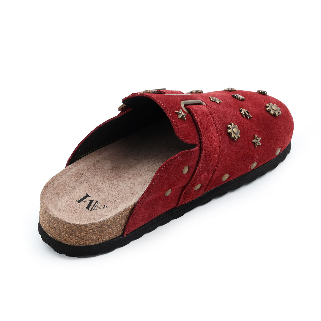Sabot artisanal en daim bordeaux vu de l’arrière – finition liège et cuir, détails vintage sur le dessus de la chaussure