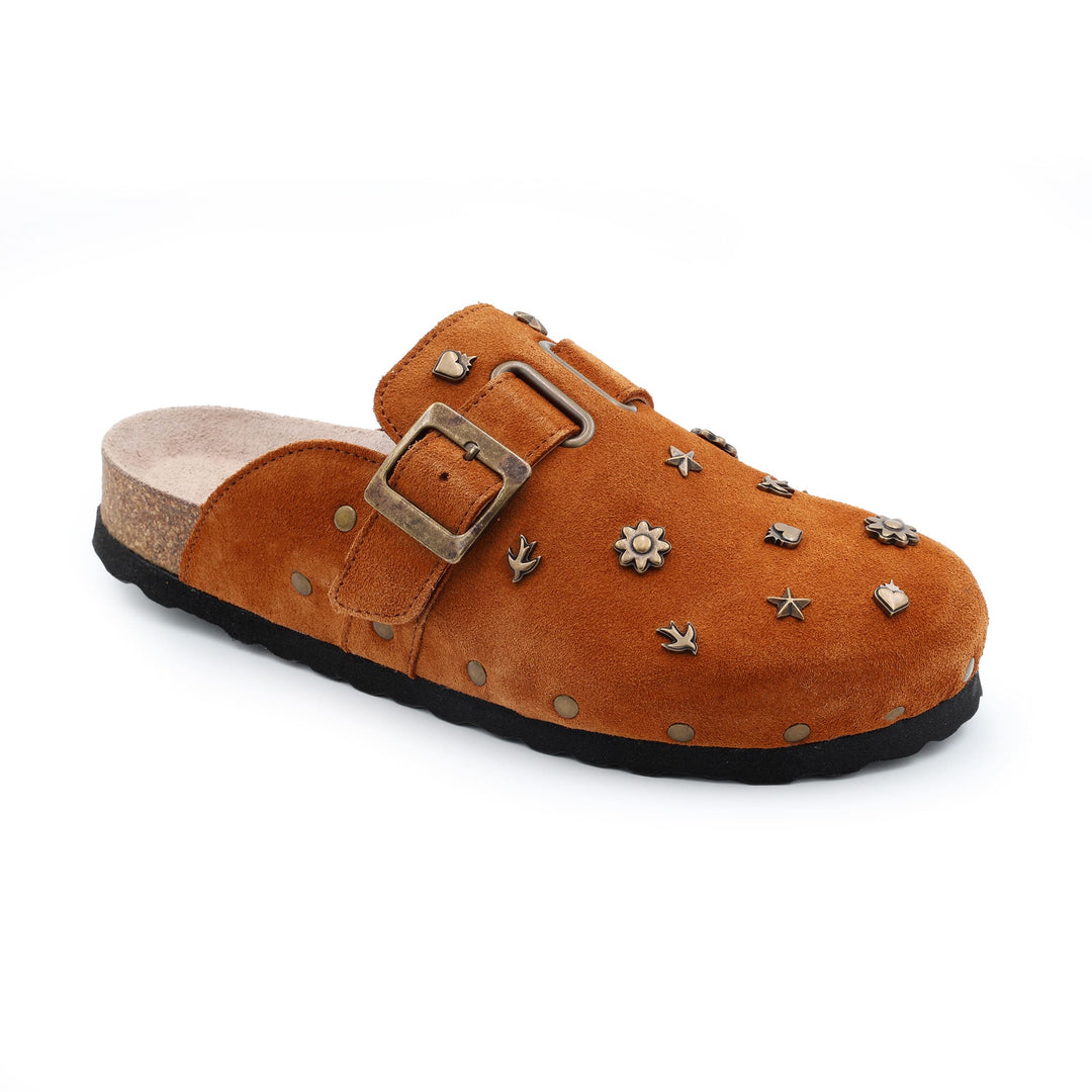 Mule sabot camel en daim avec boucle vintage et charms métalliques – vue avant, semelle liège et style artisanal