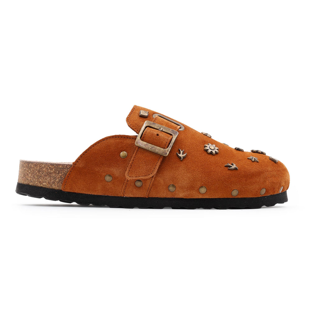 Chaussure sabot camel en cuir daim, décorée de rivets et charms bronze – vue latérale, finition artisanale fabriquée au Portugal