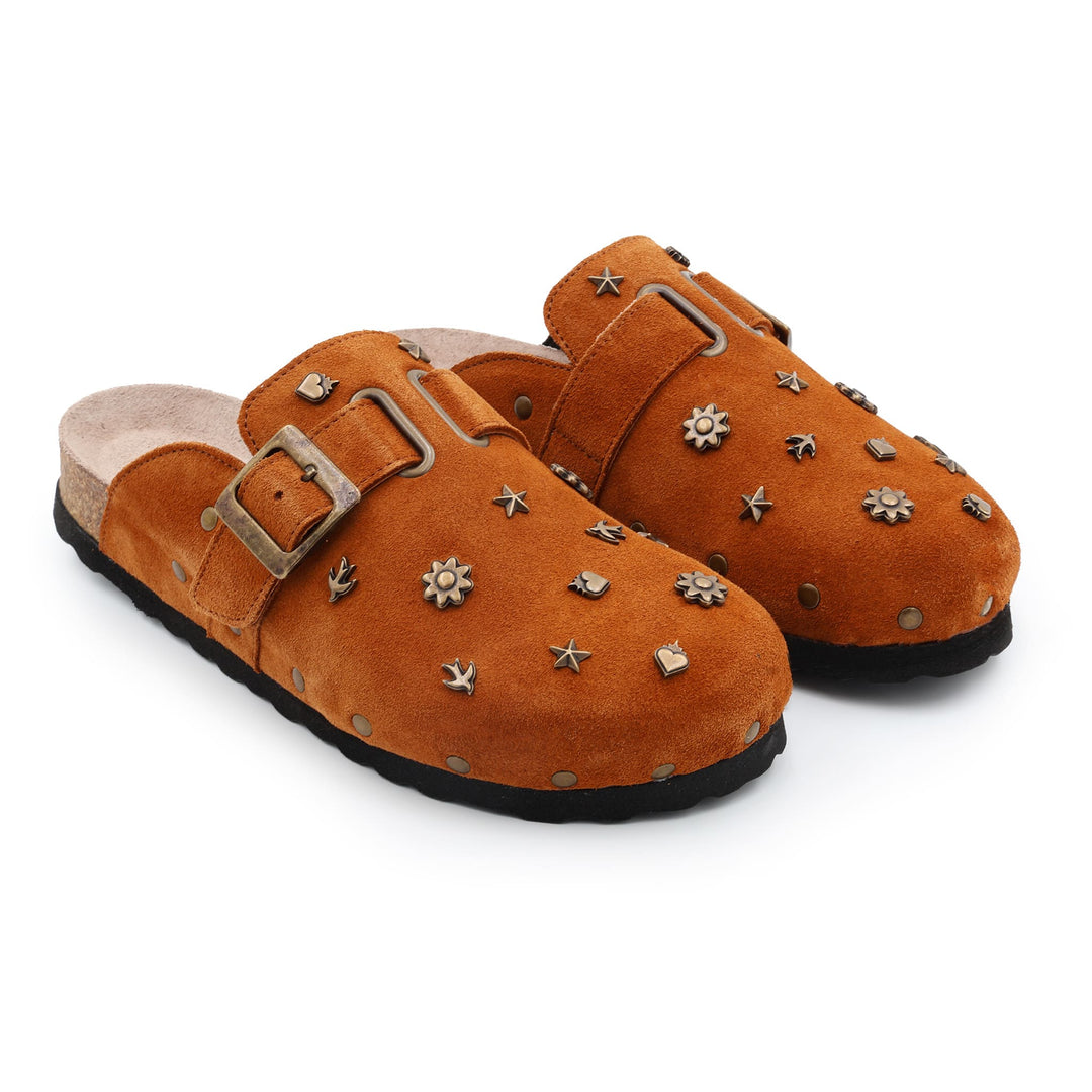Paire de sabots camel en daim avec décorations métalliques – modèle mixte AM, semelle ergonomique et double boucle