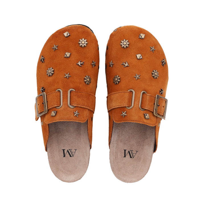 Vue du dessus des mules AM en daim camel avec multiples charms bronze – semelle intérieure en cuir et détails artisanaux