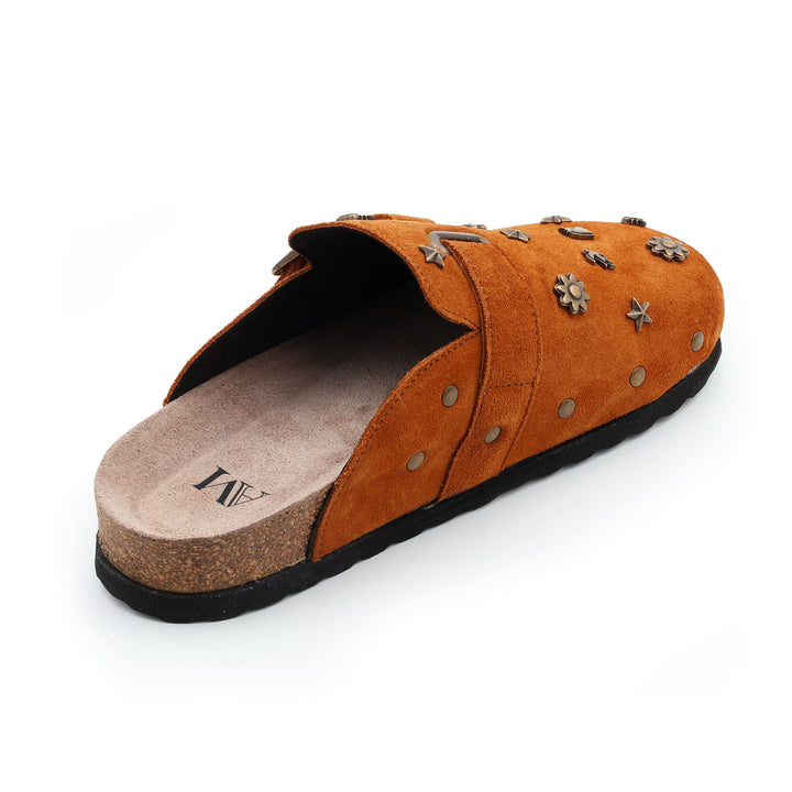 Sabot camel vu de l’arrière, talon liège et intérieur cuir – décoration en métal bronze sur daim de qualité, style confort chic