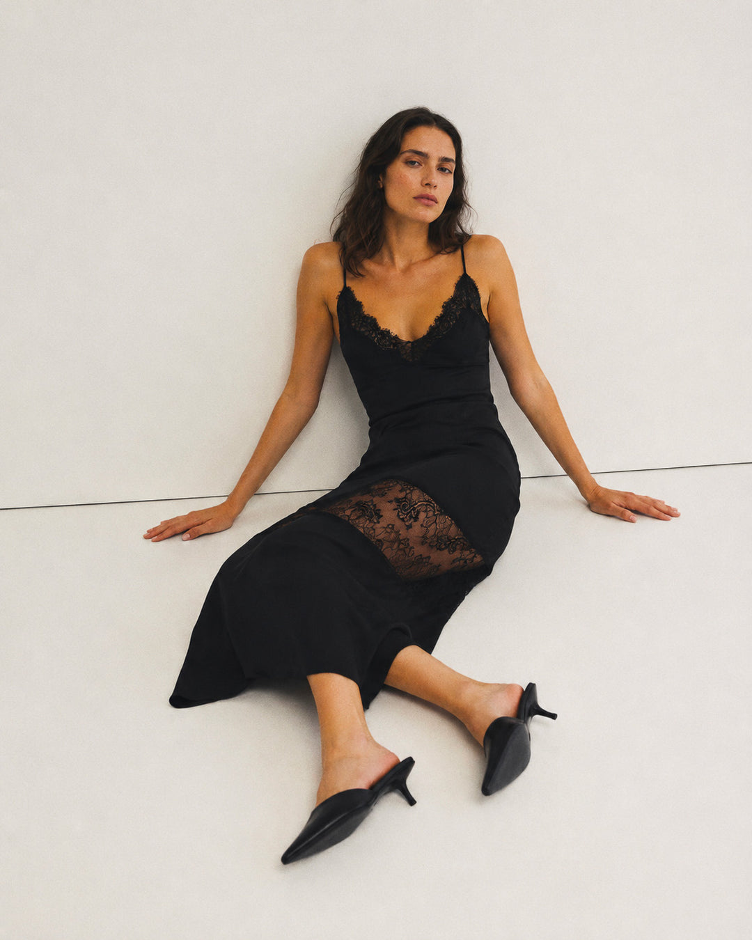 La robe en satin à insert de dentelle