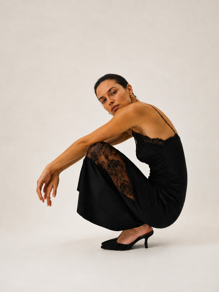 La robe en satin à insert de dentelle