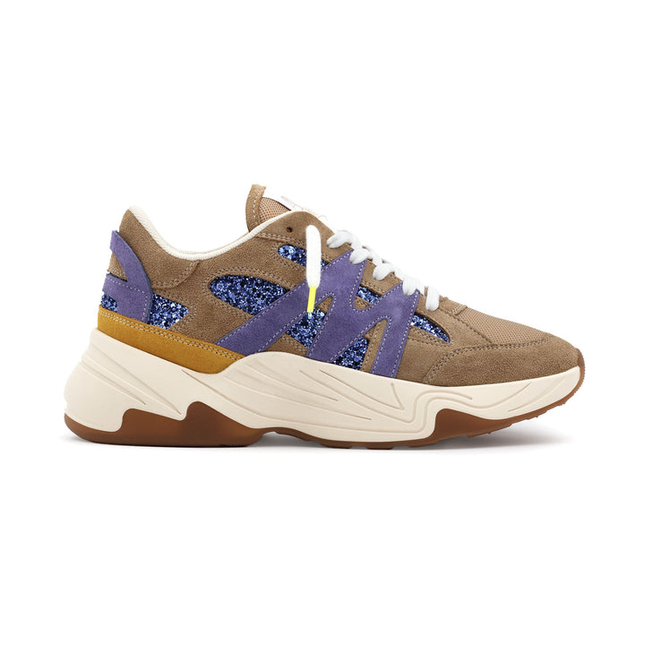 Vue latérale intérieure des sneakers Améthyste avec empiècements en daim violet, paillettes bleues et semelle texturée.