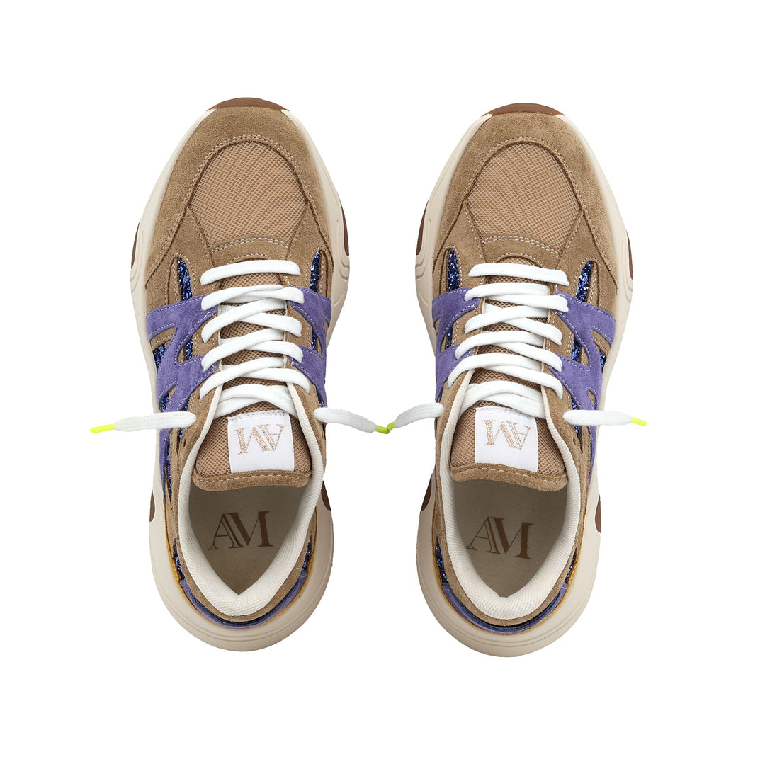 Vue du dessus des sneakers Améthyste, lacets blancs, empiècements en daim beige et violet, semelle intérieure logotypée AM.