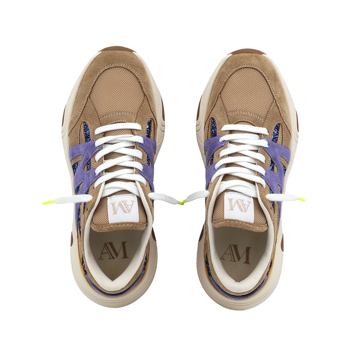 Vue du dessus des sneakers Améthyste, lacets blancs, empiècements en daim beige et violet, semelle intérieure logotypée AM.