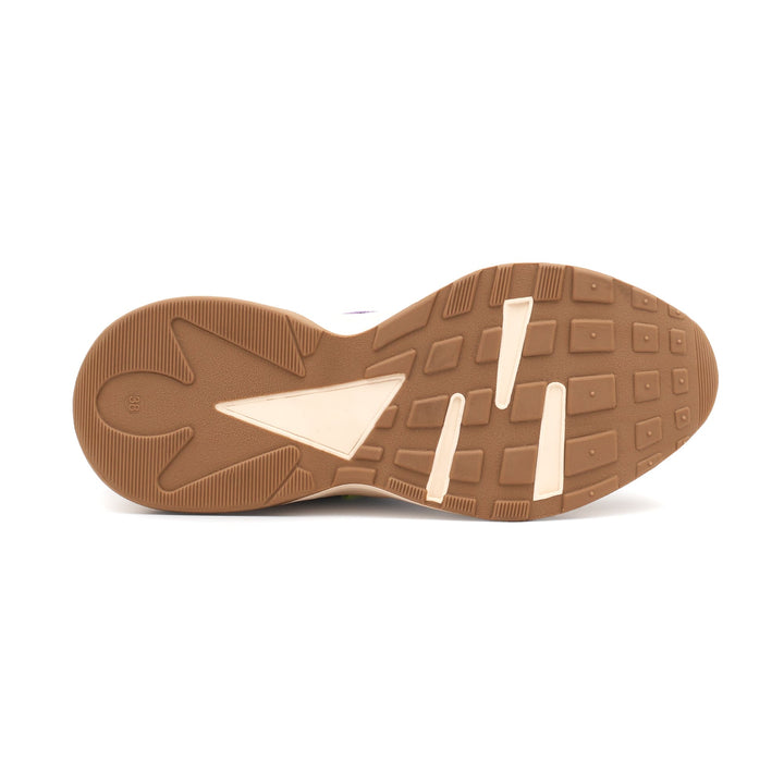 Vue de dessous de la semelle des sneakers Améthyste, crantage contrasté beige et gomme pour une adhérence optimale.