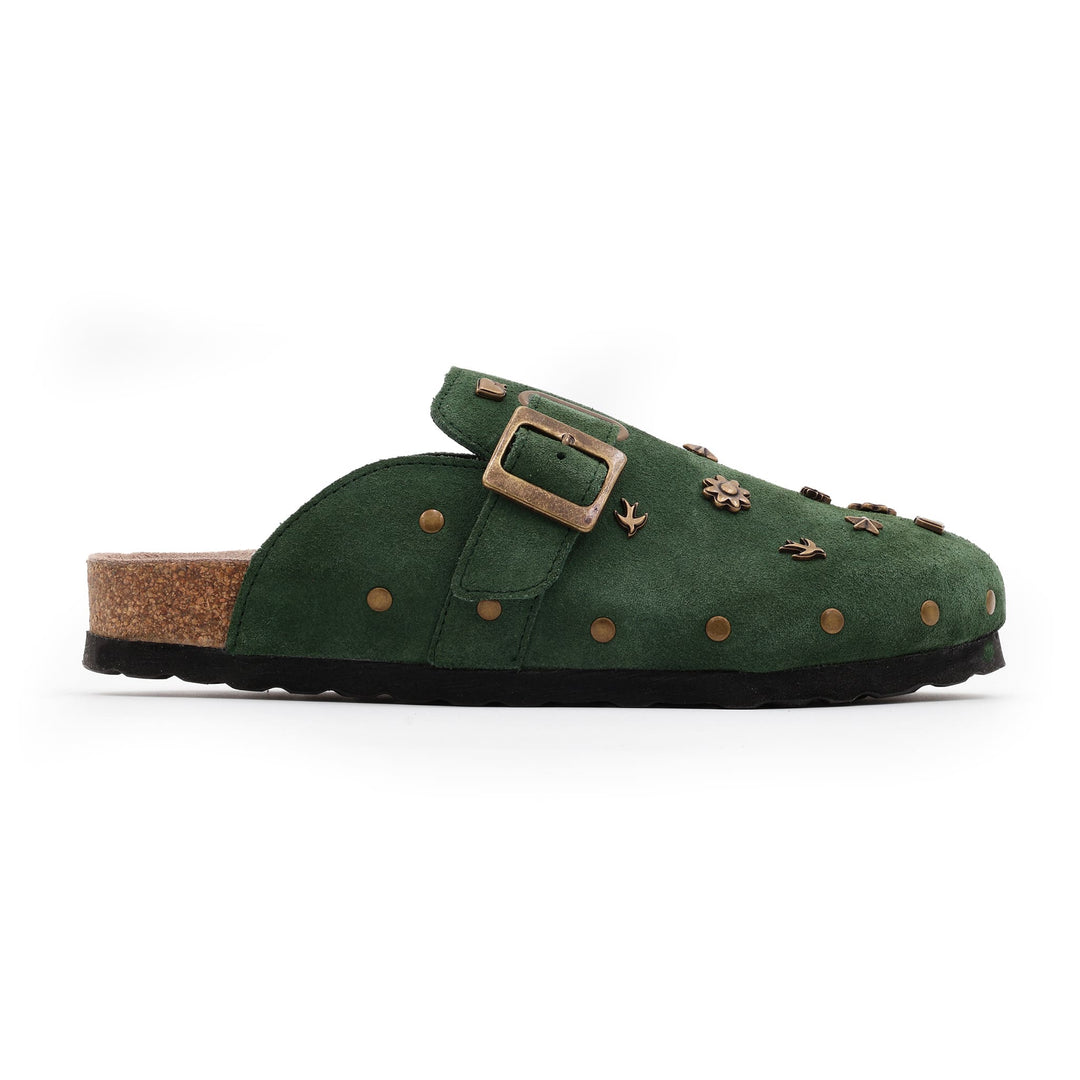 Mule sabot verte en daim avec rivets et charms bronze – vue latérale droite, semelle liège et boucle vintage