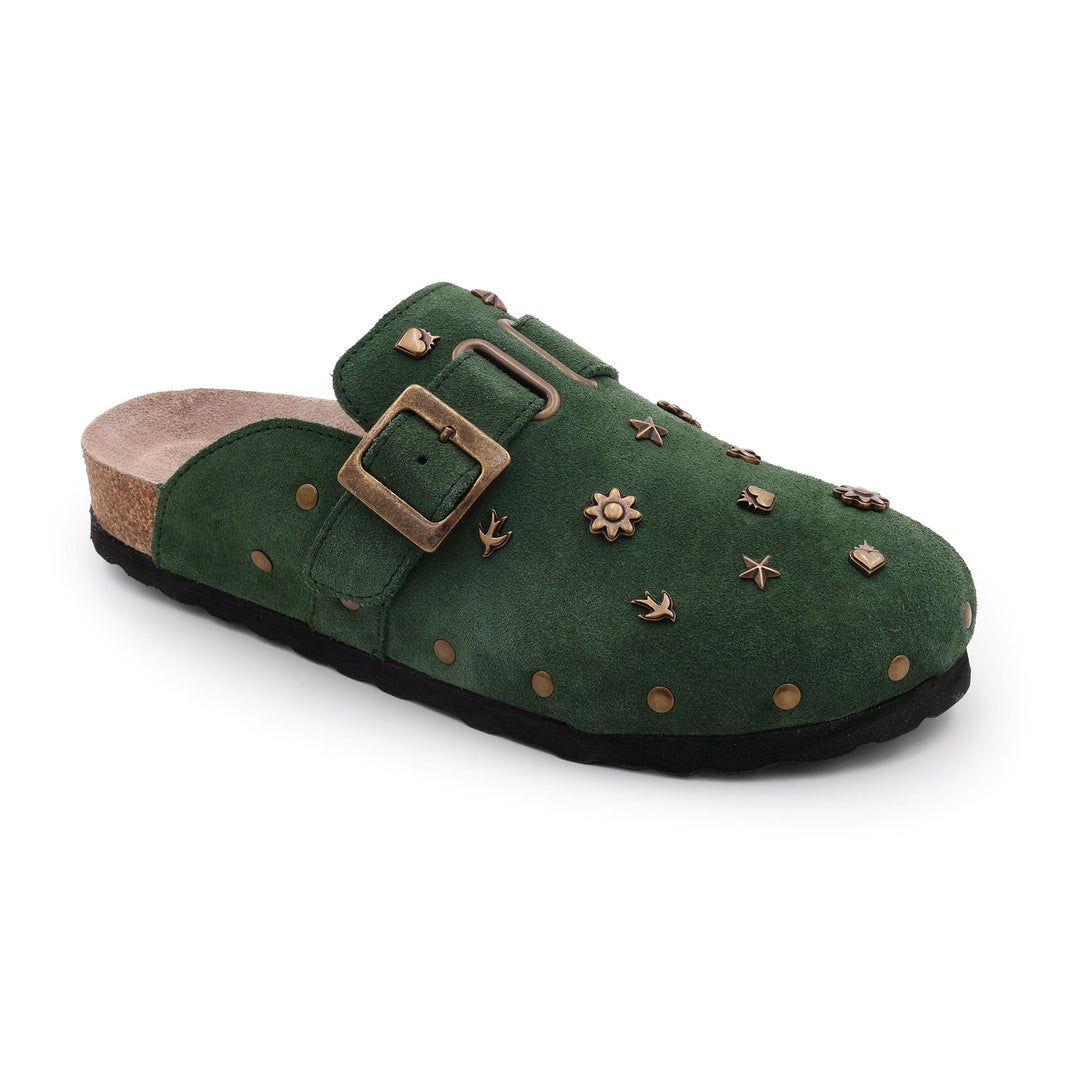 Chaussure sabot en cuir daim vert, décorée de charms bronze en forme d’étoiles et fleurs – vue en angle avant