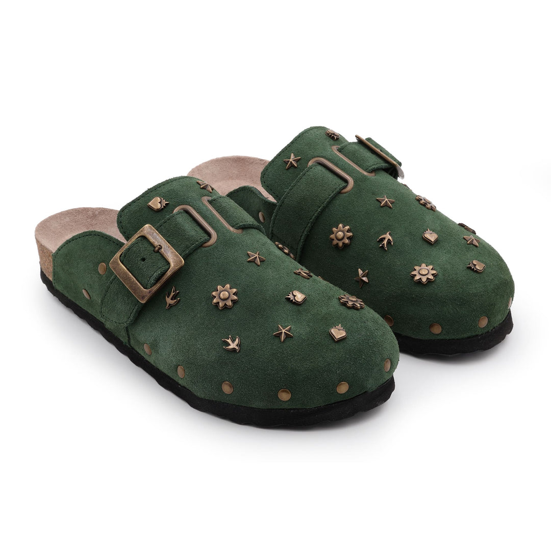 Paire de mules vertes en daim avec boucle métallique et rivets décoratifs – modèle unisexe fabriqué à la main