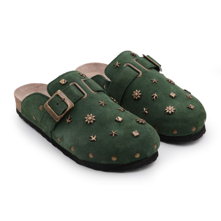 Paire de mules vertes en daim avec boucle métallique et rivets décoratifs – modèle unisexe fabriqué à la main