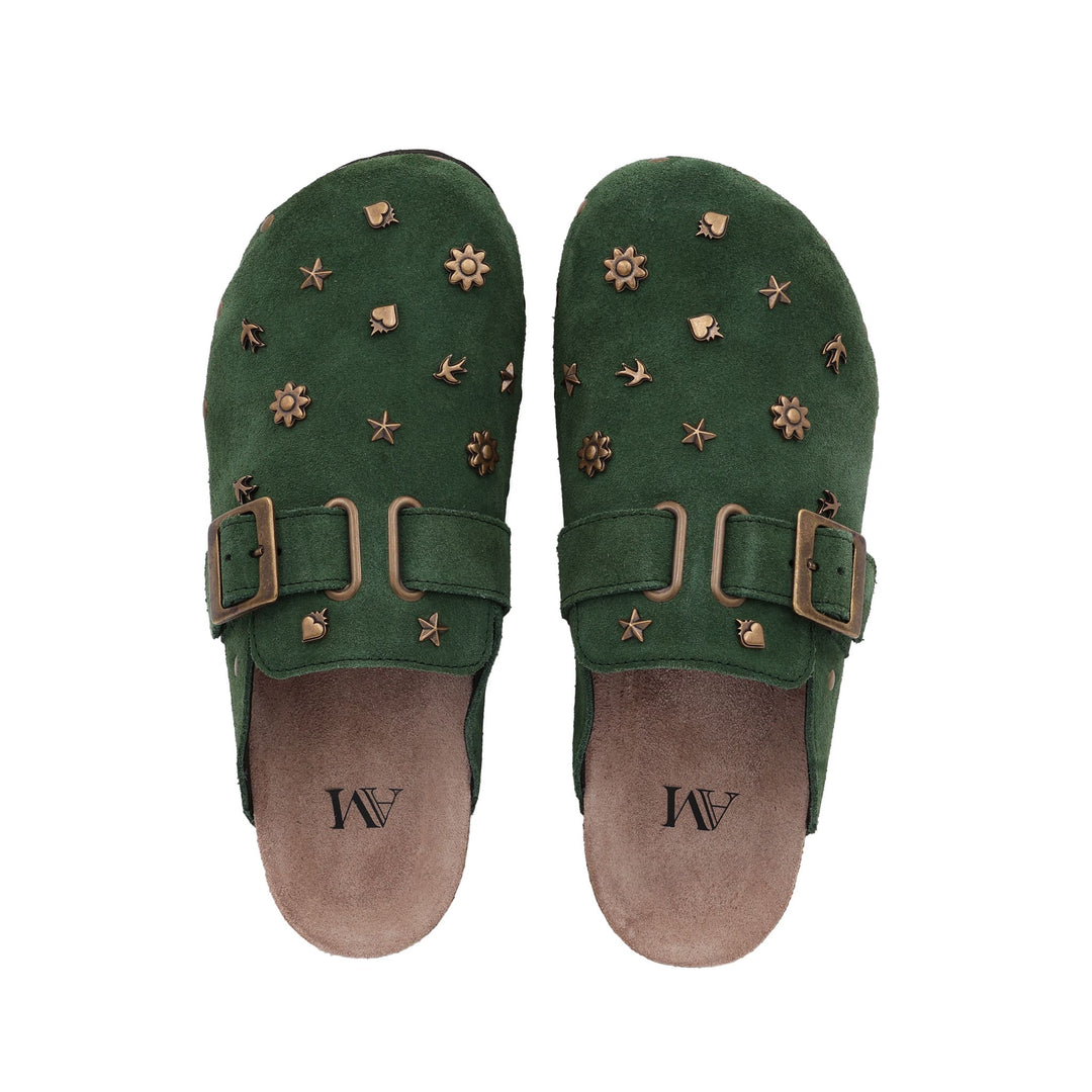 Vue du dessus des deux sabots verts AM, ornés de multiples charms métalliques et de boucles vintage – semelles intérieures en cuir