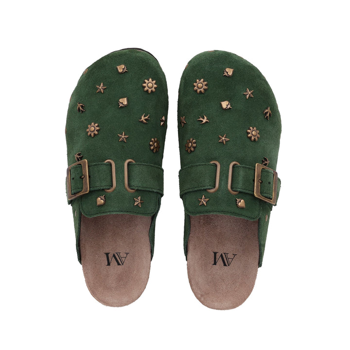 Vue du dessus des deux sabots verts AM, ornés de multiples charms métalliques et de boucles vintage – semelles intérieures en cuir