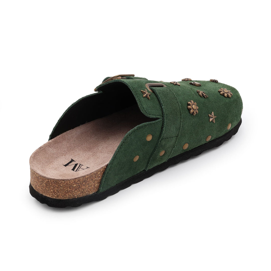 Sabot vert AM vu de l’arrière, talon liège et intérieur en cuir – finitions artisanales et détails en métal bronze