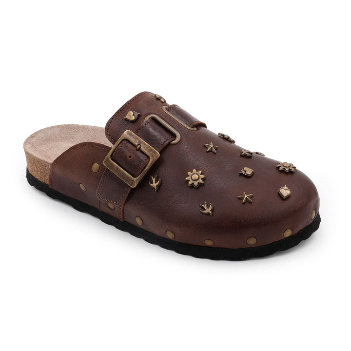 Mule sabot en cuir vieilli marron foncé avec boucle et rivets décoratifs dorés – vue avant, détails charms étoile, fleur, cœur et hirondelle