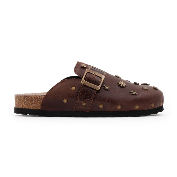 Sabot en cuir pleine fleur vieilli avec bride réglable et motifs en métal doré – vue latérale droite, semelle liège naturelle