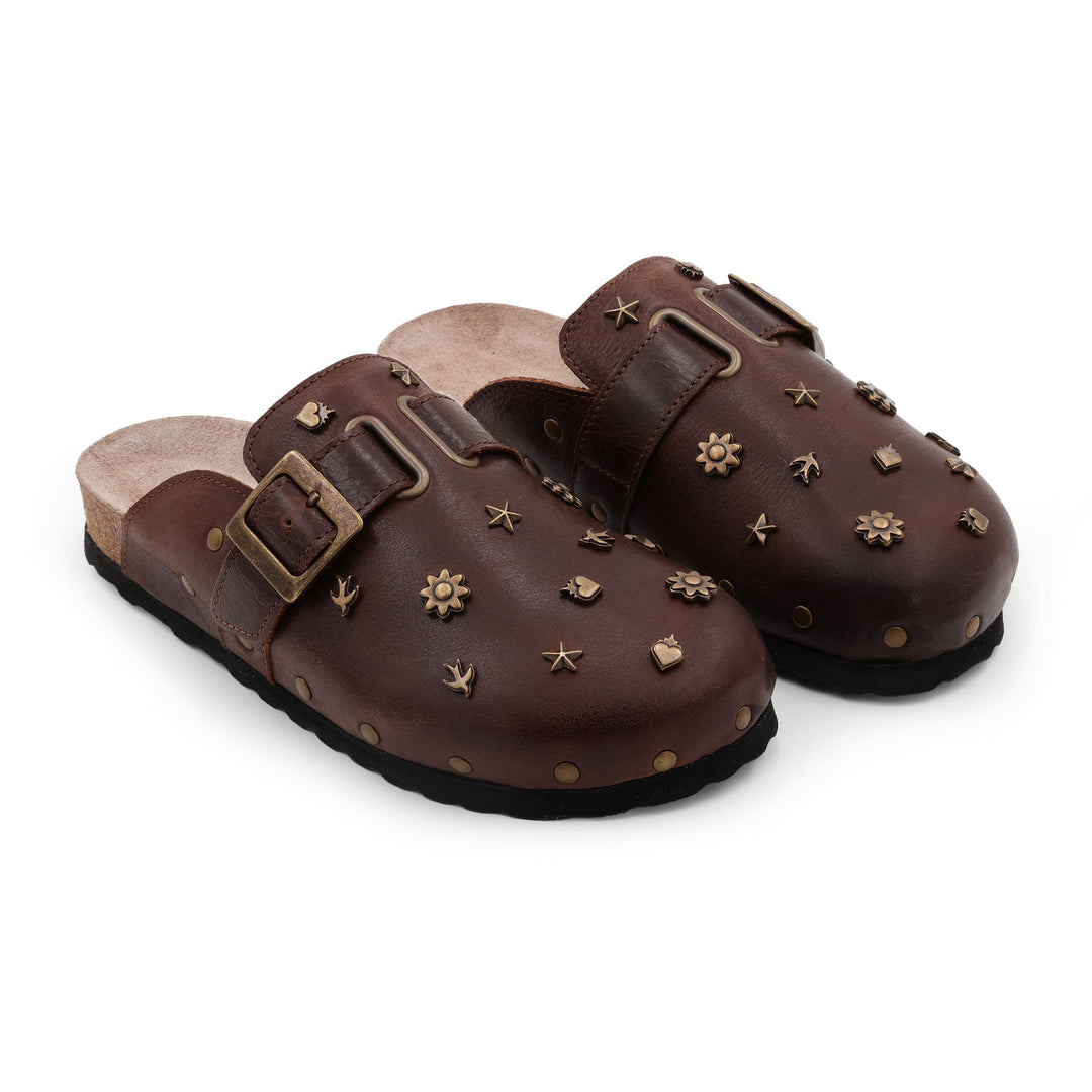 Paire de sabots marron foncé en cuir vieilli – décorés de charms métalliques vintage, semelle ergonomique noire