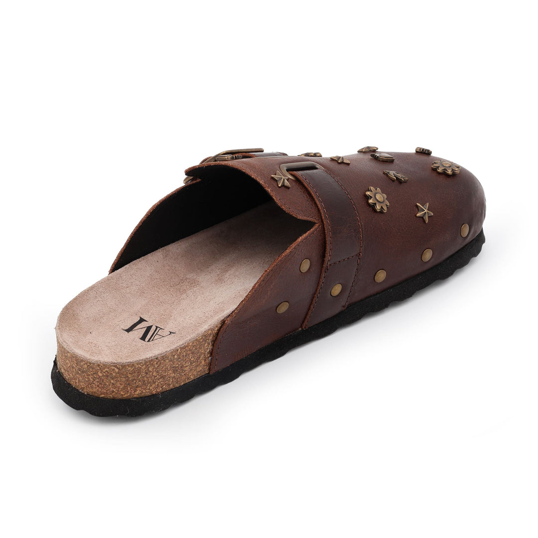 Sabot artisanal en cuir brun vieilli vu de l’arrière – semelle en liège, bride réglable et motifs gravés